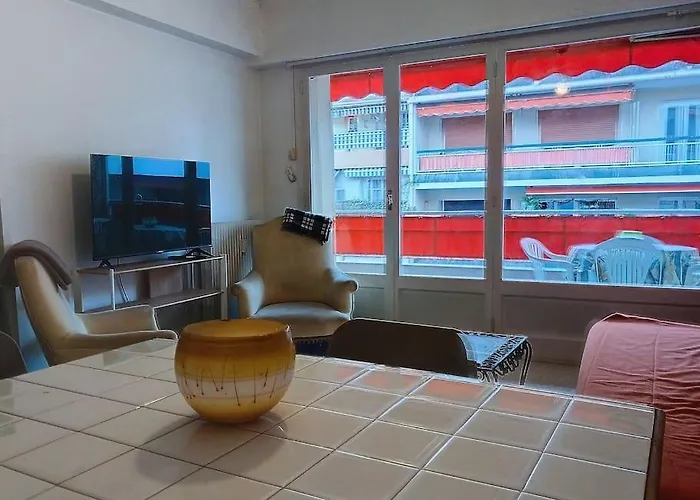 100m Des Plages Centre Апартаменты *